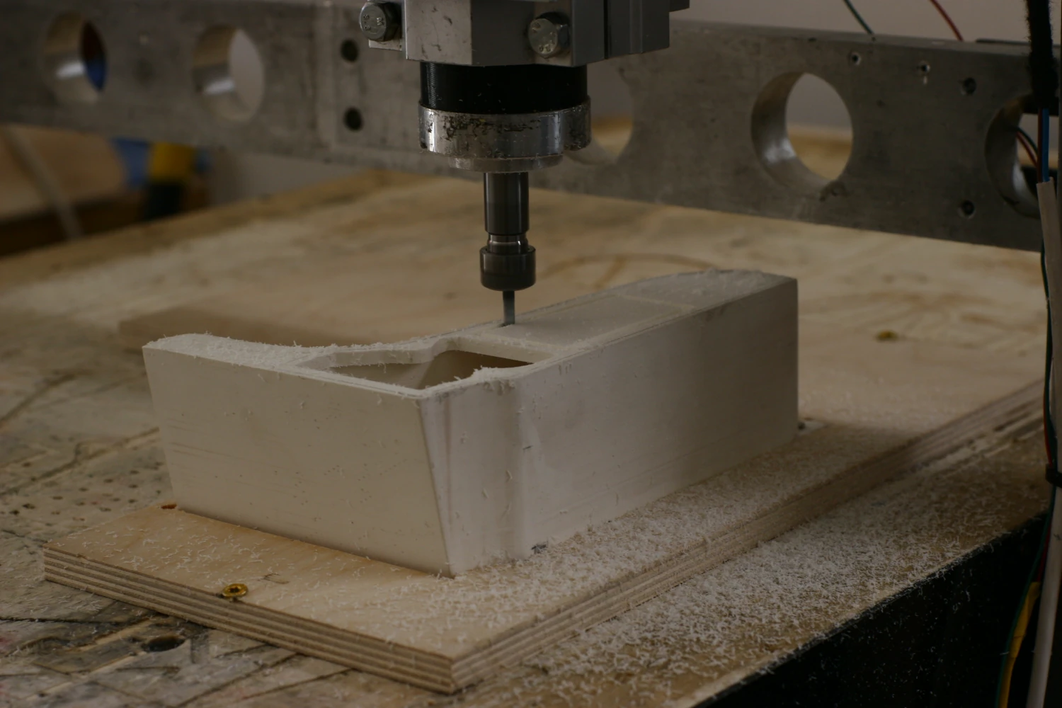 pezzo durante fresatura componenete in plastica fresato da a3ds