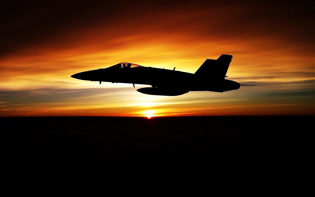 caccia f16 in volo