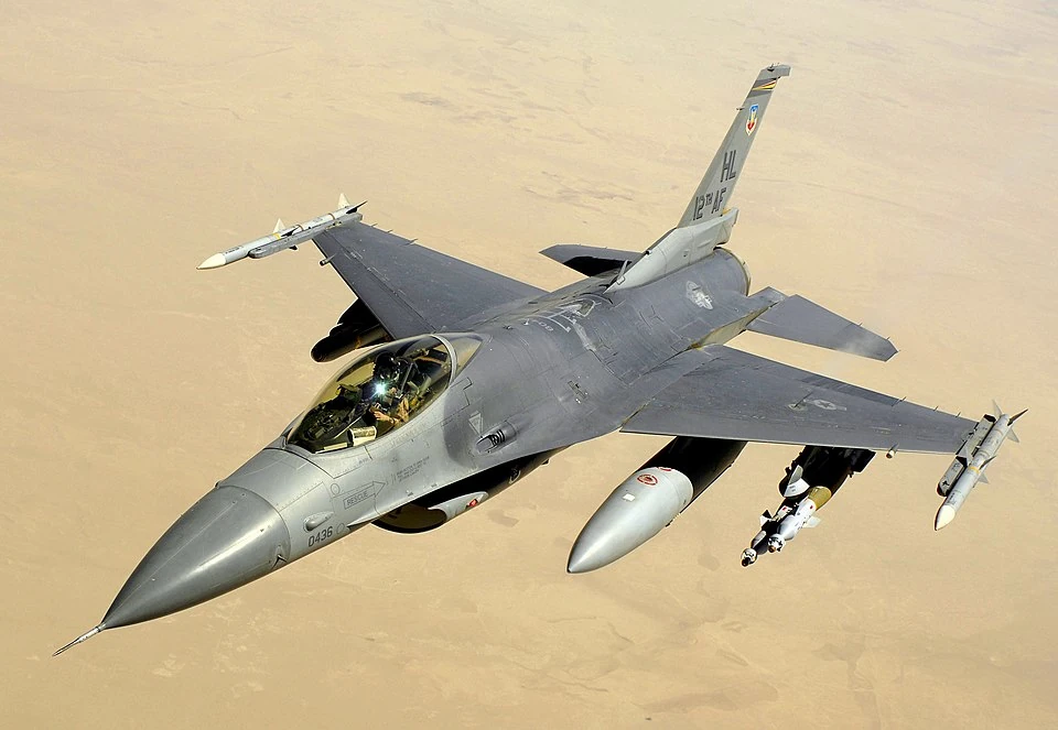 aereo f16 falcon fighter in volo